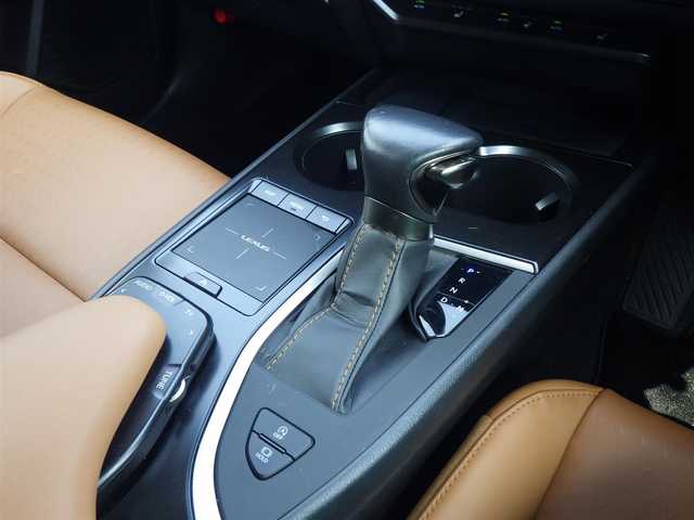 レクサス ＵＸ 200 バージョンC 千葉県 2019(平31)年 2.3万km ソニックチタニウム Lexus Safety System+/・プリクラッシュセーフティ/・レーンディパーチャーアラート/・オートハイビーム/・レーダークルーズコントロール/ブラウンレザーシート/前席パワーシート/シートヒーター/純正SDナビ/地デジTV/【DVD/CD再生機能　Bluetooth接続】/バックカメラ/ドライブレコーダー/革巻きステアリング/ステアリングスイッチ/ETC（2.0）/LEDヘッドライト/フォグライト/ウインカーミラー/クリアランスソナー/純正17インチアルミホイル/サイド/カーテンエアバッグ/スマートキー