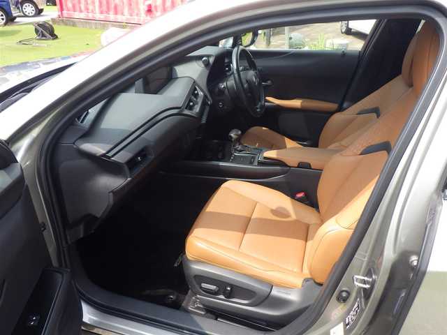 レクサス ＵＸ 200 バージョンC 千葉県 2019(平31)年 2.3万km ソニックチタニウム Lexus Safety System+/・プリクラッシュセーフティ/・レーンディパーチャーアラート/・オートハイビーム/・レーダークルーズコントロール/ブラウンレザーシート/前席パワーシート/シートヒーター/純正SDナビ/地デジTV/【DVD/CD再生機能　Bluetooth接続】/バックカメラ/ドライブレコーダー/革巻きステアリング/ステアリングスイッチ/ETC（2.0）/LEDヘッドライト/フォグライト/ウインカーミラー/クリアランスソナー/純正17インチアルミホイル/サイド/カーテンエアバッグ/スマートキー