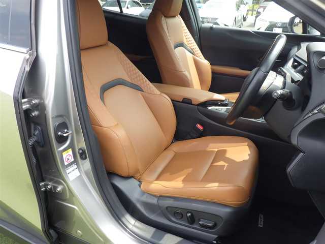 レクサス ＵＸ 200 バージョンC 千葉県 2019(平31)年 2.3万km ソニックチタニウム Lexus Safety System+/・プリクラッシュセーフティ/・レーンディパーチャーアラート/・オートハイビーム/・レーダークルーズコントロール/ブラウンレザーシート/前席パワーシート/シートヒーター/純正SDナビ/地デジTV/【DVD/CD再生機能　Bluetooth接続】/バックカメラ/ドライブレコーダー/革巻きステアリング/ステアリングスイッチ/ETC（2.0）/LEDヘッドライト/フォグライト/ウインカーミラー/クリアランスソナー/純正17インチアルミホイル/サイド/カーテンエアバッグ/スマートキー