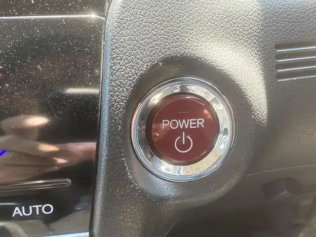 ホンダ シャトル ハイブリッド X 埼玉県 2015(平27)年 10.8万km ホワイトオーキッドパール (株)IDOMが運営する【じしゃロン鳩ヶ谷店】の自社ローン専用車両になりますこちらは現金またはオートローンご利用時の価格です。自社ローンご希望の方は別途その旨お申付け下さい/純正メモリナビ/純正フルセグテレビ/バックカメラ/クルーズコントロール/プッシュスタート/ビルトインETC/前後ドライブレコーダー/ハーフレザーシート/純正15インチAW/純正LEDヘッドライト