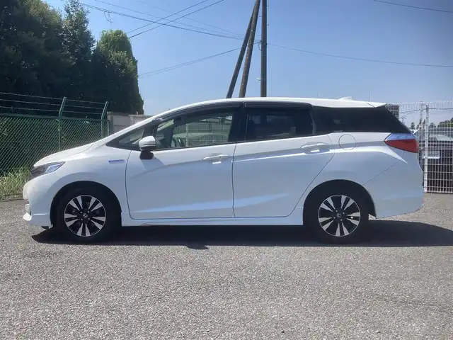 ホンダ シャトル ハイブリッド X 埼玉県 2015(平27)年 10.8万km ホワイトオーキッドパール (株)IDOMが運営する【じしゃロン鳩ヶ谷店】の自社ローン専用車両になりますこちらは現金またはオートローンご利用時の価格です。自社ローンご希望の方は別途その旨お申付け下さい/純正メモリナビ/純正フルセグテレビ/バックカメラ/クルーズコントロール/プッシュスタート/ビルトインETC/前後ドライブレコーダー/ハーフレザーシート/純正15インチAW/純正LEDヘッドライト