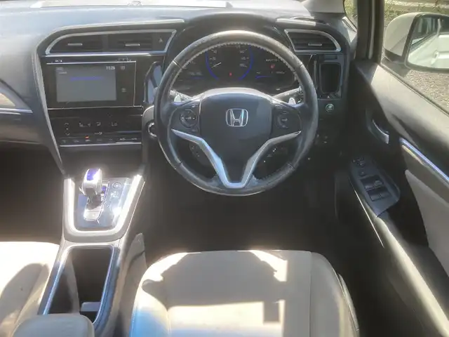 ホンダ シャトル ハイブリッド X 埼玉県 2015(平27)年 10.8万km ホワイトオーキッドパール (株)IDOMが運営する【じしゃロン鳩ヶ谷店】の自社ローン専用車両になりますこちらは現金またはオートローンご利用時の価格です。自社ローンご希望の方は別途その旨お申付け下さい/純正メモリナビ/純正フルセグテレビ/バックカメラ/クルーズコントロール/プッシュスタート/ビルトインETC/前後ドライブレコーダー/ハーフレザーシート/純正15インチAW/純正LEDヘッドライト