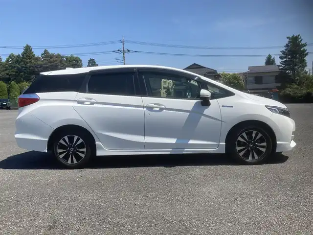ホンダ シャトル ハイブリッド X 埼玉県 2015(平27)年 10.8万km ホワイトオーキッドパール (株)IDOMが運営する【じしゃロン鳩ヶ谷店】の自社ローン専用車両になりますこちらは現金またはオートローンご利用時の価格です。自社ローンご希望の方は別途その旨お申付け下さい/純正メモリナビ/純正フルセグテレビ/バックカメラ/クルーズコントロール/プッシュスタート/ビルトインETC/前後ドライブレコーダー/ハーフレザーシート/純正15インチAW/純正LEDヘッドライト