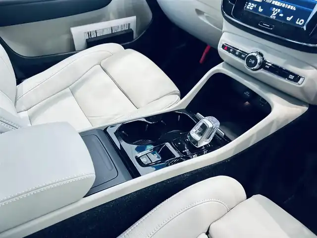 ボルボ ボルボ ＸＣ４０ B4 AWD インスクリプション 大阪府 2022(令4)年 1.4万km オニキスブラックP ハーマンカードン/レザーシート/パワーシート/Dシートメモリ/シートヒーター/ステアリングヒーター/ACC/BLIS/純正ナビ/TV/360度カメラ/applecarplay/純正19インチAW/LEDヘッドライト/電動リアゲート/ワイヤレス充電/自動駐車