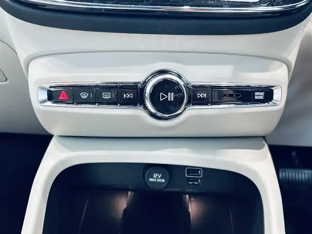ボルボ ボルボ ＸＣ４０ B4 AWD インスクリプション 大阪府 2022(令4)年 1.4万km オニキスブラックP ハーマンカードン/レザーシート/パワーシート/Dシートメモリ/シートヒーター/ステアリングヒーター/ACC/BLIS/純正ナビ/TV/360度カメラ/applecarplay/純正19インチAW/LEDヘッドライト/電動リアゲート/ワイヤレス充電/自動駐車