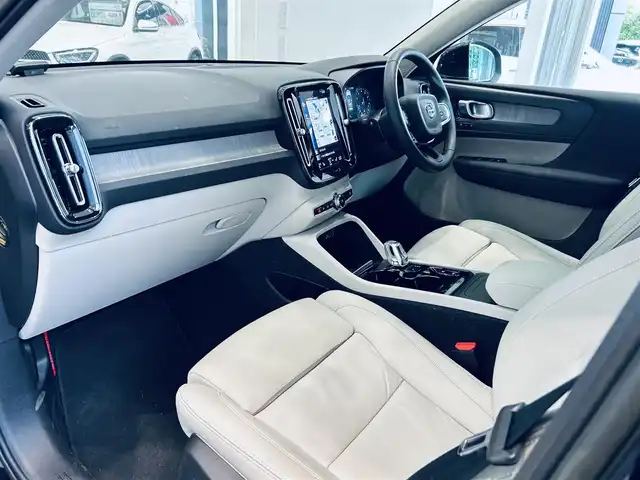 ボルボ ボルボ ＸＣ４０ B4 AWD インスクリプション 大阪府 2022(令4)年 1.4万km オニキスブラックP ハーマンカードン/レザーシート/パワーシート/Dシートメモリ/シートヒーター/ステアリングヒーター/ACC/BLIS/純正ナビ/TV/360度カメラ/applecarplay/純正19インチAW/LEDヘッドライト/電動リアゲート/ワイヤレス充電/自動駐車