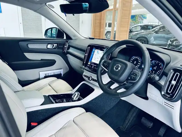 ボルボ ボルボ ＸＣ４０ B4 AWD インスクリプション 大阪府 2022(令4)年 1.4万km オニキスブラックP ハーマンカードン/レザーシート/パワーシート/Dシートメモリ/シートヒーター/ステアリングヒーター/ACC/BLIS/純正ナビ/TV/360度カメラ/applecarplay/純正19インチAW/LEDヘッドライト/電動リアゲート/ワイヤレス充電/自動駐車