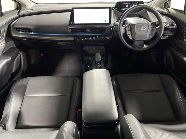 トヨタ プリウス Z 神奈川県 2024(令6)年 4.5万km アティチュードブラックマイカ トヨタセーフティセンス/純正12.3型ディスプレイオーディオ/・BT/フルセグTV/USB/MiraCast/パノラミックビューモニター/デジタルインナーミラー/AC100V/置くだけ充電/モデリスタエアロキット/ビルトインETC2.0/BSM/パーキングアシスト/パワーバックドア/電動サイドブレーキ/オートブレーキホールド/レザー調シート/パワーシート(D)/メモリシート(D)/シートヒーター(D/N)/ベンチレーション(D/N)/EVモード/ECO/SPORTモード/革巻きステアリング/ステアリングスイッチ/Autoライト/ステアリングヒーター/ヘッドライトレベライザー/LEDヘッドライト/電動格納ミラー/ウィンカーミラー/フロアマット/純正ドアバイザー/純正19インチアルミホイール