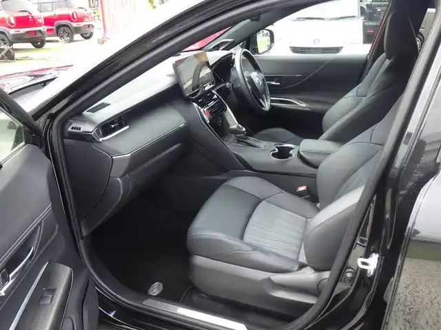 トヨタ ハリアー Z 千葉県 2023(令5)年 0.9万km プレシャスブラックパール Toyota Safety Sense/・プリクラッシュセーフティ/・レーンディパーチャーアラート/・オートハイビーム/・レーダークルーズコントロール/・ブラインドスポットモニター/ヘッドアップディスプレイ/パワーバックドア/ハーフレザーシート/運転席パワーシート/12.3インチ純正ナビ　TV BT　JBL/置くだけ充電/革巻きステアリング/ステアリングスイッチ/ETC（2.0）/LEDヘッドライト/ウインカーミラー/クリアランスソナー/純正19インチアルミホイル/サイド/カーテンエアバッグ/スマートキー
