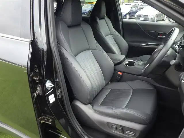 トヨタ ハリアー Z 千葉県 2023(令5)年 0.9万km プレシャスブラックパール Toyota Safety Sense/・プリクラッシュセーフティ/・レーンディパーチャーアラート/・オートハイビーム/・レーダークルーズコントロール/・ブラインドスポットモニター/ヘッドアップディスプレイ/パワーバックドア/ハーフレザーシート/運転席パワーシート/12.3インチ純正ナビ　TV BT　JBL/置くだけ充電/革巻きステアリング/ステアリングスイッチ/ETC（2.0）/LEDヘッドライト/ウインカーミラー/クリアランスソナー/純正19インチアルミホイル/サイド/カーテンエアバッグ/スマートキー