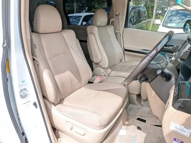 トヨタ アルファード 350G Lパッケージ 栃木県 2013(平25)年 11.1万km ホワイトパールクリスタルシャイン (株)IDOMが運営する【じしゃロン宇都宮店】の自社ローン対象車両になります。こちらは現金またはオートローンご利用時の価格です。自社ローンご希望の方は別途その旨お申付け下さい/サンルーフ/純正ナビ/フリップダウンモニター/両側パワースライドドア/パワーバックドア/シートヒーター/パワーシート/シートメモリ/ETC/バックカメラ/コーナーセンサー/スマートキー/プッシュスタート/純正17インチAW