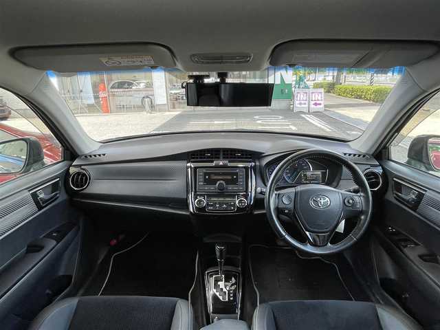 トヨタ カローラ フィールダー HV G エアロツアラー W×B 愛知県 2014(平26)年 13.5万km ブラックマイカ /禁煙車・ワンオーナー車//オーディオレス(AM・FM・CD)//ビルトインETC//ドライブレコーダー【HDR-201G】//HIDオートライト//フロントフォグランプ//15インチ純正アルミホイール//ビークルスタビリティコントロール//横滑り防止//トラクションコントロール//ヒルスタートアシスト//衝突安全ボディ”GOA”//電動格納ミラーウィンカー//黒カーボン調パネル//本革巻ステアリングホイール//ステアリングスイッチ//全窓ワンタッチオープンクローズ機能//モードスイッチ(エコドライブモード・EVドライブモード)//フロントスポーツシート//ファブリック&合皮シート(白色ステッチ)//イルミネーテッドエントリーシステム//オートエアコン(花粉除去モード付)//ナノイー//クリーンエアフィルター(花粉除去タイプ)//アクセサリーソケット(DC12V 120W)//ISOFIX//純正フロアマット(ダブルバイビー仕様)//純正バイザー//スペアキー1本(板キー)//新車保証書・取扱説明書