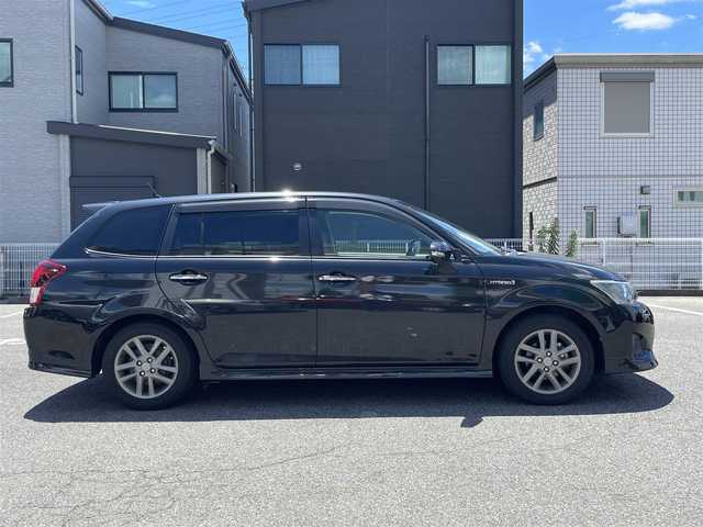トヨタ カローラ フィールダー HV G エアロツアラー W×B 愛知県 2014(平26)年 13.5万km ブラックマイカ /禁煙車・ワンオーナー車//オーディオレス(AM・FM・CD)//ビルトインETC//ドライブレコーダー【HDR-201G】//HIDオートライト//フロントフォグランプ//15インチ純正アルミホイール//ビークルスタビリティコントロール//横滑り防止//トラクションコントロール//ヒルスタートアシスト//衝突安全ボディ”GOA”//電動格納ミラーウィンカー//黒カーボン調パネル//本革巻ステアリングホイール//ステアリングスイッチ//全窓ワンタッチオープンクローズ機能//モードスイッチ(エコドライブモード・EVドライブモード)//フロントスポーツシート//ファブリック&合皮シート(白色ステッチ)//イルミネーテッドエントリーシステム//オートエアコン(花粉除去モード付)//ナノイー//クリーンエアフィルター(花粉除去タイプ)//アクセサリーソケット(DC12V 120W)//ISOFIX//純正フロアマット(ダブルバイビー仕様)//純正バイザー//スペアキー1本(板キー)//新車保証書・取扱説明書