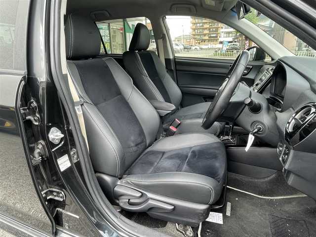 トヨタ カローラ フィールダー HV G エアロツアラー W×B 愛知県 2014(平26)年 13.5万km ブラックマイカ /禁煙車・ワンオーナー車//オーディオレス(AM・FM・CD)//ビルトインETC//ドライブレコーダー【HDR-201G】//HIDオートライト//フロントフォグランプ//15インチ純正アルミホイール//ビークルスタビリティコントロール//横滑り防止//トラクションコントロール//ヒルスタートアシスト//衝突安全ボディ”GOA”//電動格納ミラーウィンカー//黒カーボン調パネル//本革巻ステアリングホイール//ステアリングスイッチ//全窓ワンタッチオープンクローズ機能//モードスイッチ(エコドライブモード・EVドライブモード)//フロントスポーツシート//ファブリック&合皮シート(白色ステッチ)//イルミネーテッドエントリーシステム//オートエアコン(花粉除去モード付)//ナノイー//クリーンエアフィルター(花粉除去タイプ)//アクセサリーソケット(DC12V 120W)//ISOFIX//純正フロアマット(ダブルバイビー仕様)//純正バイザー//スペアキー1本(板キー)//新車保証書・取扱説明書