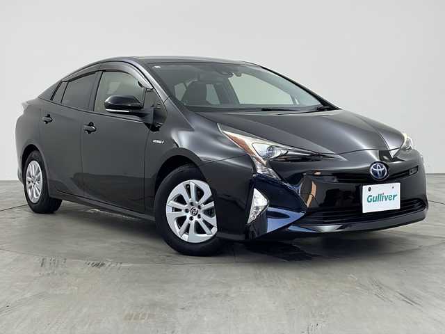 トヨタ プリウス Sセーフティプラス 兵庫県 2018(平30)年 5.8万km アティチュードブラックマイカ ・純正ナビ/Bluetooth/CD/DVD/SD/TV/・バックカメラ/・Toyota Safety Sense/・プリクラッシュセーフティ/・レーンディパーチャーアラート/・オートマチックハイビーム/・レーダークルーズコントロール/・横滑り防止装置/・パーキングアシスト/・前後クリアランスソナー/・純正フロアマット/・ステアリングリモコン/・LEDオートライト/・フォグランプ/・純正15インチアルミホイール/・ビルトインETC/・ドライブレコーダー/・スマートキー/・プッシュスタートボタン/・W＋サイドエアバッグ/・カーテンエアバッグ