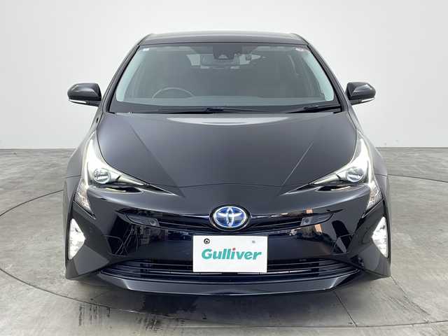 トヨタ プリウス Sセーフティプラス 兵庫県 2018(平30)年 5.8万km アティチュードブラックマイカ ・純正ナビ/Bluetooth/CD/DVD/SD/TV/・バックカメラ/・Toyota Safety Sense/・プリクラッシュセーフティ/・レーンディパーチャーアラート/・オートマチックハイビーム/・レーダークルーズコントロール/・横滑り防止装置/・パーキングアシスト/・前後クリアランスソナー/・純正フロアマット/・ステアリングリモコン/・LEDオートライト/・フォグランプ/・純正15インチアルミホイール/・ビルトインETC/・ドライブレコーダー/・スマートキー/・プッシュスタートボタン/・W＋サイドエアバッグ/・カーテンエアバッグ