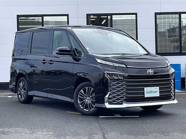 トヨタ ヴォクシー ハイブリッド S－G 山口県 2022(令4)年 2.3万km アティチュードブラックマイカ 純正ディスプレイオーディオ/・Bluetooth接続/・バックカメラ/ビルトインETC/Toyota Safety Sense/・プリクラッシュセーフティ/・レーントレーシングアシスト/・レーンチェンジアシスト/・プロアクティブドライビングアシスト/・フロントクロストラフィックアラート/・発進遅れ告知機能/・ロードサインアシスト/・レーダークルーズコントロール/・ドライバー異常時対応システム/・ブラインドスポットモニター/・オートマチックハイビーム/・クリアランスソナー/USB入力端子/AC100V/純正フロアマット/スマートキー/プッシュスタート/純正16インチアルミホイール/パワースライドドア/ウィンカーミラー