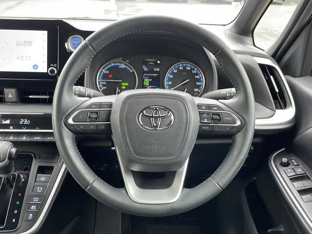 トヨタ ヴォクシー ハイブリッド S－G 山口県 2022(令4)年 2.3万km アティチュードブラックマイカ 純正ディスプレイオーディオ/・Bluetooth接続/・バックカメラ/ビルトインETC/Toyota Safety Sense/・プリクラッシュセーフティ/・レーントレーシングアシスト/・レーンチェンジアシスト/・プロアクティブドライビングアシスト/・フロントクロストラフィックアラート/・発進遅れ告知機能/・ロードサインアシスト/・レーダークルーズコントロール/・ドライバー異常時対応システム/・ブラインドスポットモニター/・オートマチックハイビーム/・クリアランスソナー/USB入力端子/AC100V/純正フロアマット/スマートキー/プッシュスタート/純正16インチアルミホイール/パワースライドドア/ウィンカーミラー