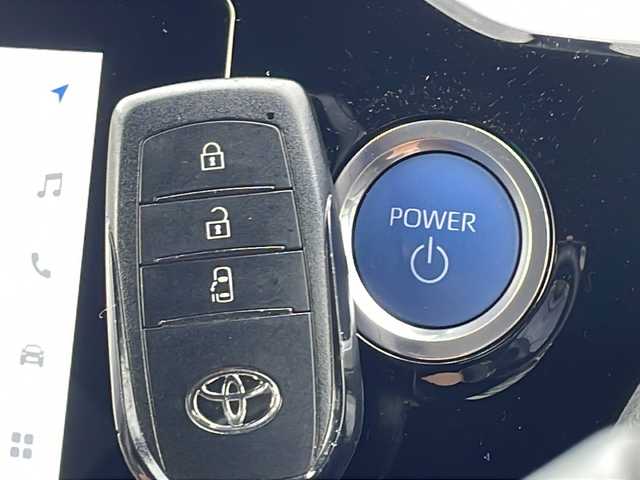 トヨタ ヴォクシー ハイブリッド S－G 山口県 2022(令4)年 2.3万km アティチュードブラックマイカ 純正ディスプレイオーディオ/・Bluetooth接続/・バックカメラ/ビルトインETC/Toyota Safety Sense/・プリクラッシュセーフティ/・レーントレーシングアシスト/・レーンチェンジアシスト/・プロアクティブドライビングアシスト/・フロントクロストラフィックアラート/・発進遅れ告知機能/・ロードサインアシスト/・レーダークルーズコントロール/・ドライバー異常時対応システム/・ブラインドスポットモニター/・オートマチックハイビーム/・クリアランスソナー/USB入力端子/AC100V/純正フロアマット/スマートキー/プッシュスタート/純正16インチアルミホイール/パワースライドドア/ウィンカーミラー