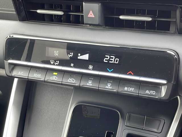 トヨタ ヴォクシー ハイブリッド S－G 山口県 2022(令4)年 2.3万km アティチュードブラックマイカ 純正ディスプレイオーディオ/・Bluetooth接続/・バックカメラ/ビルトインETC/Toyota Safety Sense/・プリクラッシュセーフティ/・レーントレーシングアシスト/・レーンチェンジアシスト/・プロアクティブドライビングアシスト/・フロントクロストラフィックアラート/・発進遅れ告知機能/・ロードサインアシスト/・レーダークルーズコントロール/・ドライバー異常時対応システム/・ブラインドスポットモニター/・オートマチックハイビーム/・クリアランスソナー/USB入力端子/AC100V/純正フロアマット/スマートキー/プッシュスタート/純正16インチアルミホイール/パワースライドドア/ウィンカーミラー