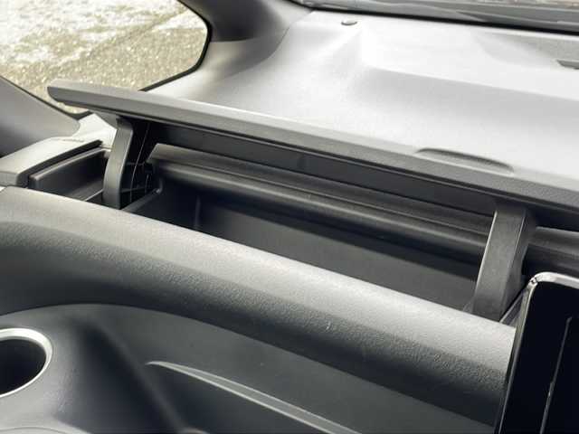 トヨタ ヴォクシー ハイブリッド S－G 山口県 2022(令4)年 2.3万km アティチュードブラックマイカ 純正ディスプレイオーディオ/・Bluetooth接続/・バックカメラ/ビルトインETC/Toyota Safety Sense/・プリクラッシュセーフティ/・レーントレーシングアシスト/・レーンチェンジアシスト/・プロアクティブドライビングアシスト/・フロントクロストラフィックアラート/・発進遅れ告知機能/・ロードサインアシスト/・レーダークルーズコントロール/・ドライバー異常時対応システム/・ブラインドスポットモニター/・オートマチックハイビーム/・クリアランスソナー/USB入力端子/AC100V/純正フロアマット/スマートキー/プッシュスタート/純正16インチアルミホイール/パワースライドドア/ウィンカーミラー