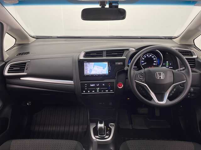 ホンダ フィット ハイブリット F 宮崎県 2018(平30)年 2.5万km プラチナホワイトパール 純正ナビ(VXM-194VFi)/CD/DVD/AM/FM/SD/BT/スマートキー　スペア１本/横滑り防止装置/アイドリングストップ/ステアリングスイッチ/電動格納ミラー/ウインカーミラー/社外アルミホイール/純正フロアマット/サイドバイザー/ETC