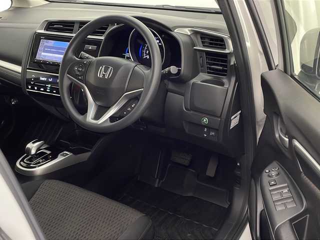 ホンダ フィット ハイブリット F 宮崎県 2018(平30)年 2.5万km プラチナホワイトパール 純正ナビ(VXM-194VFi)/CD/DVD/AM/FM/SD/BT/スマートキー　スペア１本/横滑り防止装置/アイドリングストップ/ステアリングスイッチ/電動格納ミラー/ウインカーミラー/社外アルミホイール/純正フロアマット/サイドバイザー/ETC