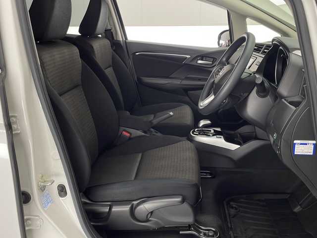 ホンダ フィット ハイブリット F 宮崎県 2018(平30)年 2.5万km プラチナホワイトパール 純正ナビ(VXM-194VFi)/CD/DVD/AM/FM/SD/BT/スマートキー　スペア１本/横滑り防止装置/アイドリングストップ/ステアリングスイッチ/電動格納ミラー/ウインカーミラー/社外アルミホイール/純正フロアマット/サイドバイザー/ETC