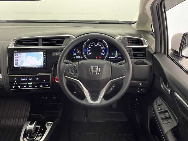 ホンダ フィット ハイブリット F 宮崎県 2018(平30)年 2.5万km プラチナホワイトパール 純正ナビ(VXM-194VFi)/CD/DVD/AM/FM/SD/BT/スマートキー　スペア１本/横滑り防止装置/アイドリングストップ/ステアリングスイッチ/電動格納ミラー/ウインカーミラー/社外アルミホイール/純正フロアマット/サイドバイザー/ETC