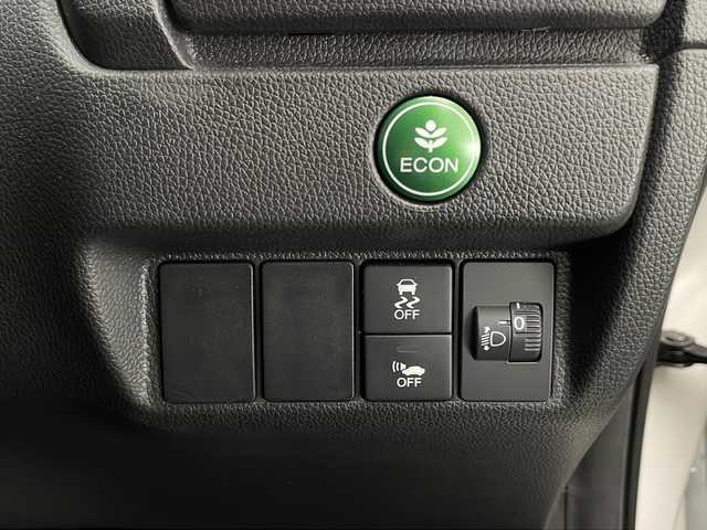 ホンダ フィット ハイブリット F 宮崎県 2018(平30)年 2.5万km プラチナホワイトパール 純正ナビ(VXM-194VFi)/CD/DVD/AM/FM/SD/BT/スマートキー　スペア１本/横滑り防止装置/アイドリングストップ/ステアリングスイッチ/電動格納ミラー/ウインカーミラー/社外アルミホイール/純正フロアマット/サイドバイザー/ETC