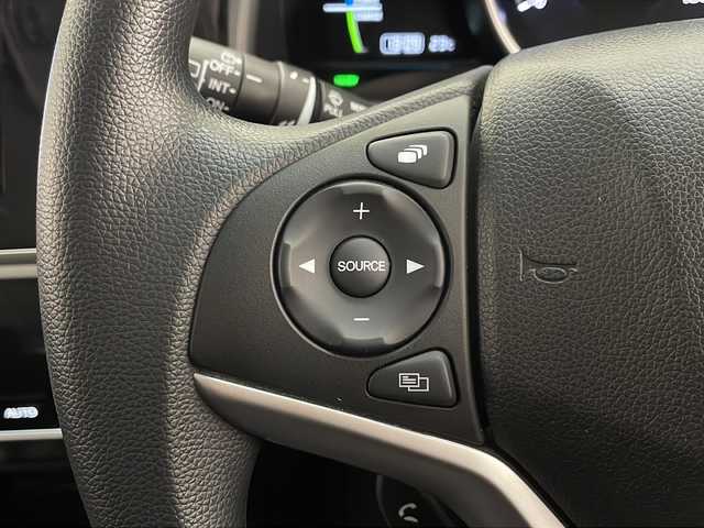 ホンダ フィット ハイブリット F 宮崎県 2018(平30)年 2.5万km プラチナホワイトパール 純正ナビ(VXM-194VFi)/CD/DVD/AM/FM/SD/BT/スマートキー　スペア１本/横滑り防止装置/アイドリングストップ/ステアリングスイッチ/電動格納ミラー/ウインカーミラー/社外アルミホイール/純正フロアマット/サイドバイザー/ETC