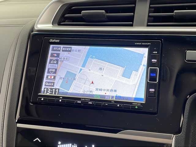 ホンダ フィット ハイブリット F 宮崎県 2018(平30)年 2.5万km プラチナホワイトパール 純正ナビ(VXM-194VFi)/CD/DVD/AM/FM/SD/BT/スマートキー　スペア１本/横滑り防止装置/アイドリングストップ/ステアリングスイッチ/電動格納ミラー/ウインカーミラー/社外アルミホイール/純正フロアマット/サイドバイザー/ETC