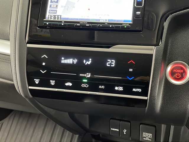 ホンダ フィット ハイブリット F 宮崎県 2018(平30)年 2.5万km プラチナホワイトパール 純正ナビ(VXM-194VFi)/CD/DVD/AM/FM/SD/BT/スマートキー　スペア１本/横滑り防止装置/アイドリングストップ/ステアリングスイッチ/電動格納ミラー/ウインカーミラー/社外アルミホイール/純正フロアマット/サイドバイザー/ETC