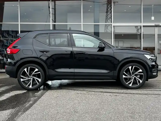 ボルボ ＸＣ４０ T5 AWD Rデザイン 富山県 2018(平30)年 4.2万km ブラック ワンオーナー/電動パノラマガラスサンルーフ/harman/kardonサラウンドサウンド/qi充電/インテリセーフ/ブラインドスポットアシスト/レーンキープアシスト/アダプティブクルーズコントロール/純正ナビ/フルセグTV/360°カメラ/ETC/パワーバックドア/純正20インチアルミホイール/LEDヘッドライト/オートハイビーム/パドルシフト/ハーフレザー/シートヒーター