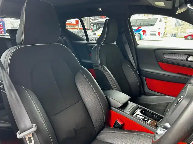 ボルボ ＸＣ４０ T5 AWD Rデザイン 富山県 2018(平30)年 4.2万km ブラック ワンオーナー/電動パノラマガラスサンルーフ/harman/kardonサラウンドサウンド/qi充電/インテリセーフ/ブラインドスポットアシスト/レーンキープアシスト/アダプティブクルーズコントロール/純正ナビ/フルセグTV/360°カメラ/ETC/パワーバックドア/純正20インチアルミホイール/LEDヘッドライト/オートハイビーム/パドルシフト/ハーフレザー/シートヒーター