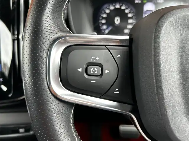 ボルボ ＸＣ４０ T5 AWD Rデザイン 富山県 2018(平30)年 4.2万km ブラック ワンオーナー/電動パノラマガラスサンルーフ/harman/kardonサラウンドサウンド/qi充電/インテリセーフ/ブラインドスポットアシスト/レーンキープアシスト/アダプティブクルーズコントロール/純正ナビ/フルセグTV/360°カメラ/ETC/パワーバックドア/純正20インチアルミホイール/LEDヘッドライト/オートハイビーム/パドルシフト/ハーフレザー/シートヒーター