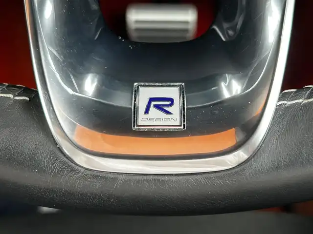 ボルボ ＸＣ４０ T5 AWD Rデザイン 富山県 2018(平30)年 4.2万km ブラック ワンオーナー/電動パノラマガラスサンルーフ/harman/kardonサラウンドサウンド/qi充電/インテリセーフ/ブラインドスポットアシスト/レーンキープアシスト/アダプティブクルーズコントロール/純正ナビ/フルセグTV/360°カメラ/ETC/パワーバックドア/純正20インチアルミホイール/LEDヘッドライト/オートハイビーム/パドルシフト/ハーフレザー/シートヒーター