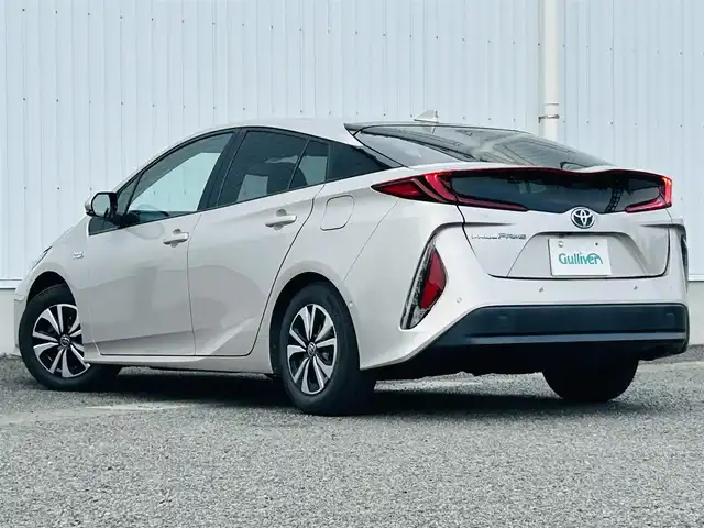 トヨタ プリウス ＰＨＶ A プレミアム 熊本県 2017(平29)年 5.5万km スティールブロンドM ワンオーナー/純正ＳＤナビ/・AM/FM/USB/ipod/ブルートゥース/AUX/・フルセグＴＶ/・バックカメラ/ヘッドアップディスプレイ/JBLスピーカー/トヨタセーフティセンス/・プリクラッシュセーフティ/・インテリジェンスクリアランスソナー/・ブラインドスポットモニター/・ふらつき検知/・レーンディパーチャーアラート/・オートマチックハイビーム/・アドバンストパーク/レーダークルーズコントロール/ビルトインETC２．０/ステアリングスイッチ/ＬＥＤヘッドライト/レザーシート/・D席電動パワーシート/・D/N席シートヒーター/・ステアリングヒーター/オートライト/フォグランプ/車両接近通報装置/横滑り防止機能/盗難防止機能/エアバッグW＋サイド/カーテンエアバッグ/電動格納ミラー/・ウィンカーミラー/純正フロアマット/プッシュスタートボタン/スマートキー