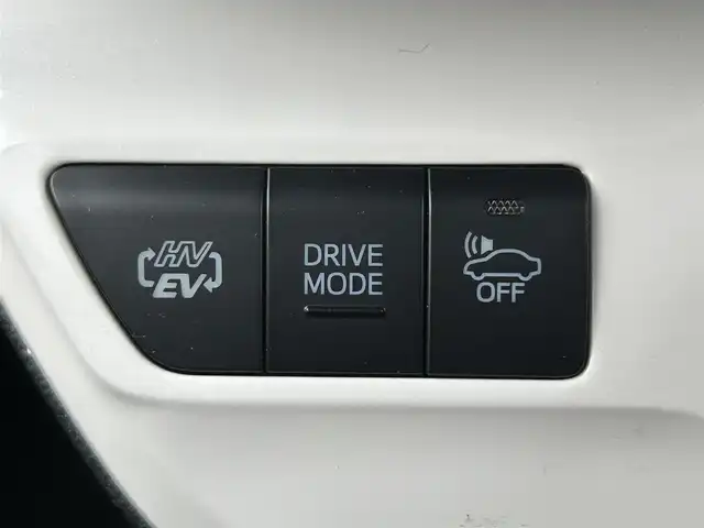 トヨタ プリウス ＰＨＶ A プレミアム 熊本県 2017(平29)年 5.5万km スティールブロンドM ワンオーナー/純正ＳＤナビ/・AM/FM/USB/ipod/ブルートゥース/AUX/・フルセグＴＶ/・バックカメラ/ヘッドアップディスプレイ/JBLスピーカー/トヨタセーフティセンス/・プリクラッシュセーフティ/・インテリジェンスクリアランスソナー/・ブラインドスポットモニター/・ふらつき検知/・レーンディパーチャーアラート/・オートマチックハイビーム/・アドバンストパーク/レーダークルーズコントロール/ビルトインETC２．０/ステアリングスイッチ/ＬＥＤヘッドライト/レザーシート/・D席電動パワーシート/・D/N席シートヒーター/・ステアリングヒーター/オートライト/フォグランプ/車両接近通報装置/横滑り防止機能/盗難防止機能/エアバッグW＋サイド/カーテンエアバッグ/電動格納ミラー/・ウィンカーミラー/純正フロアマット/プッシュスタートボタン/スマートキー