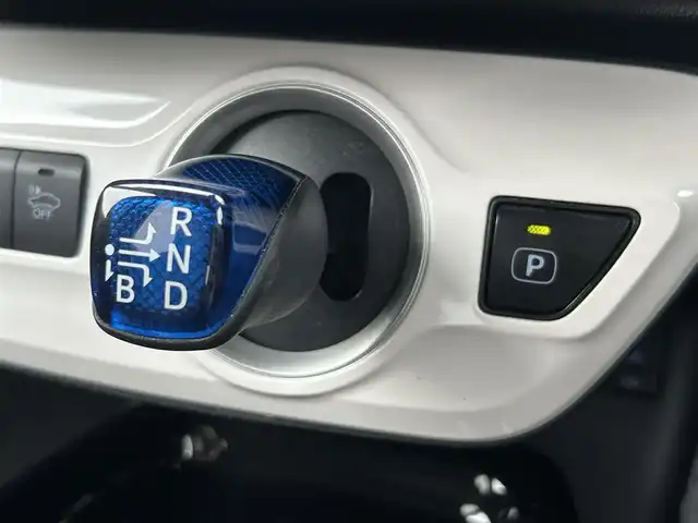 トヨタ プリウス ＰＨＶ A プレミアム 熊本県 2017(平29)年 5.5万km スティールブロンドM ワンオーナー/純正ＳＤナビ/・AM/FM/USB/ipod/ブルートゥース/AUX/・フルセグＴＶ/・バックカメラ/ヘッドアップディスプレイ/JBLスピーカー/トヨタセーフティセンス/・プリクラッシュセーフティ/・インテリジェンスクリアランスソナー/・ブラインドスポットモニター/・ふらつき検知/・レーンディパーチャーアラート/・オートマチックハイビーム/・アドバンストパーク/レーダークルーズコントロール/ビルトインETC２．０/ステアリングスイッチ/ＬＥＤヘッドライト/レザーシート/・D席電動パワーシート/・D/N席シートヒーター/・ステアリングヒーター/オートライト/フォグランプ/車両接近通報装置/横滑り防止機能/盗難防止機能/エアバッグW＋サイド/カーテンエアバッグ/電動格納ミラー/・ウィンカーミラー/純正フロアマット/プッシュスタートボタン/スマートキー