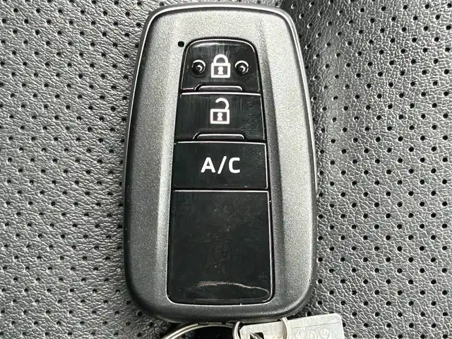 トヨタ プリウス ＰＨＶ A プレミアム 熊本県 2017(平29)年 5.5万km スティールブロンドM ワンオーナー/純正ＳＤナビ/・AM/FM/USB/ipod/ブルートゥース/AUX/・フルセグＴＶ/・バックカメラ/ヘッドアップディスプレイ/JBLスピーカー/トヨタセーフティセンス/・プリクラッシュセーフティ/・インテリジェンスクリアランスソナー/・ブラインドスポットモニター/・ふらつき検知/・レーンディパーチャーアラート/・オートマチックハイビーム/・アドバンストパーク/レーダークルーズコントロール/ビルトインETC２．０/ステアリングスイッチ/ＬＥＤヘッドライト/レザーシート/・D席電動パワーシート/・D/N席シートヒーター/・ステアリングヒーター/オートライト/フォグランプ/車両接近通報装置/横滑り防止機能/盗難防止機能/エアバッグW＋サイド/カーテンエアバッグ/電動格納ミラー/・ウィンカーミラー/純正フロアマット/プッシュスタートボタン/スマートキー