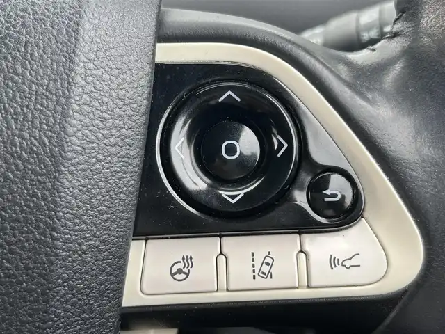 トヨタ プリウス ＰＨＶ A プレミアム 熊本県 2017(平29)年 5.5万km スティールブロンドM ワンオーナー/純正ＳＤナビ/・AM/FM/USB/ipod/ブルートゥース/AUX/・フルセグＴＶ/・バックカメラ/ヘッドアップディスプレイ/JBLスピーカー/トヨタセーフティセンス/・プリクラッシュセーフティ/・インテリジェンスクリアランスソナー/・ブラインドスポットモニター/・ふらつき検知/・レーンディパーチャーアラート/・オートマチックハイビーム/・アドバンストパーク/レーダークルーズコントロール/ビルトインETC２．０/ステアリングスイッチ/ＬＥＤヘッドライト/レザーシート/・D席電動パワーシート/・D/N席シートヒーター/・ステアリングヒーター/オートライト/フォグランプ/車両接近通報装置/横滑り防止機能/盗難防止機能/エアバッグW＋サイド/カーテンエアバッグ/電動格納ミラー/・ウィンカーミラー/純正フロアマット/プッシュスタートボタン/スマートキー