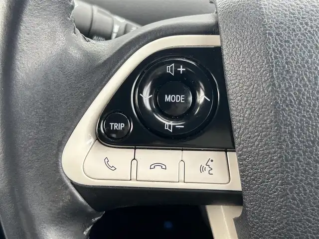 トヨタ プリウス ＰＨＶ A プレミアム 熊本県 2017(平29)年 5.5万km スティールブロンドM ワンオーナー/純正ＳＤナビ/・AM/FM/USB/ipod/ブルートゥース/AUX/・フルセグＴＶ/・バックカメラ/ヘッドアップディスプレイ/JBLスピーカー/トヨタセーフティセンス/・プリクラッシュセーフティ/・インテリジェンスクリアランスソナー/・ブラインドスポットモニター/・ふらつき検知/・レーンディパーチャーアラート/・オートマチックハイビーム/・アドバンストパーク/レーダークルーズコントロール/ビルトインETC２．０/ステアリングスイッチ/ＬＥＤヘッドライト/レザーシート/・D席電動パワーシート/・D/N席シートヒーター/・ステアリングヒーター/オートライト/フォグランプ/車両接近通報装置/横滑り防止機能/盗難防止機能/エアバッグW＋サイド/カーテンエアバッグ/電動格納ミラー/・ウィンカーミラー/純正フロアマット/プッシュスタートボタン/スマートキー