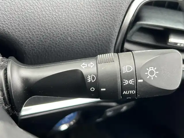 トヨタ プリウス ＰＨＶ A プレミアム 熊本県 2017(平29)年 5.5万km スティールブロンドM ワンオーナー/純正ＳＤナビ/・AM/FM/USB/ipod/ブルートゥース/AUX/・フルセグＴＶ/・バックカメラ/ヘッドアップディスプレイ/JBLスピーカー/トヨタセーフティセンス/・プリクラッシュセーフティ/・インテリジェンスクリアランスソナー/・ブラインドスポットモニター/・ふらつき検知/・レーンディパーチャーアラート/・オートマチックハイビーム/・アドバンストパーク/レーダークルーズコントロール/ビルトインETC２．０/ステアリングスイッチ/ＬＥＤヘッドライト/レザーシート/・D席電動パワーシート/・D/N席シートヒーター/・ステアリングヒーター/オートライト/フォグランプ/車両接近通報装置/横滑り防止機能/盗難防止機能/エアバッグW＋サイド/カーテンエアバッグ/電動格納ミラー/・ウィンカーミラー/純正フロアマット/プッシュスタートボタン/スマートキー