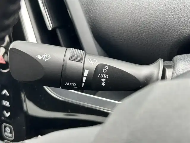 トヨタ プリウス ＰＨＶ A プレミアム 熊本県 2017(平29)年 5.5万km スティールブロンドM ワンオーナー/純正ＳＤナビ/・AM/FM/USB/ipod/ブルートゥース/AUX/・フルセグＴＶ/・バックカメラ/ヘッドアップディスプレイ/JBLスピーカー/トヨタセーフティセンス/・プリクラッシュセーフティ/・インテリジェンスクリアランスソナー/・ブラインドスポットモニター/・ふらつき検知/・レーンディパーチャーアラート/・オートマチックハイビーム/・アドバンストパーク/レーダークルーズコントロール/ビルトインETC２．０/ステアリングスイッチ/ＬＥＤヘッドライト/レザーシート/・D席電動パワーシート/・D/N席シートヒーター/・ステアリングヒーター/オートライト/フォグランプ/車両接近通報装置/横滑り防止機能/盗難防止機能/エアバッグW＋サイド/カーテンエアバッグ/電動格納ミラー/・ウィンカーミラー/純正フロアマット/プッシュスタートボタン/スマートキー