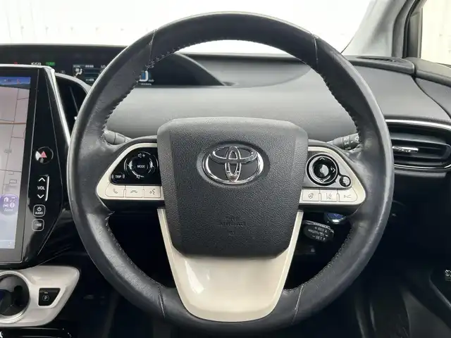 トヨタ プリウス ＰＨＶ A プレミアム 熊本県 2017(平29)年 5.5万km スティールブロンドM ワンオーナー/純正ＳＤナビ/・AM/FM/USB/ipod/ブルートゥース/AUX/・フルセグＴＶ/・バックカメラ/ヘッドアップディスプレイ/JBLスピーカー/トヨタセーフティセンス/・プリクラッシュセーフティ/・インテリジェンスクリアランスソナー/・ブラインドスポットモニター/・ふらつき検知/・レーンディパーチャーアラート/・オートマチックハイビーム/・アドバンストパーク/レーダークルーズコントロール/ビルトインETC２．０/ステアリングスイッチ/ＬＥＤヘッドライト/レザーシート/・D席電動パワーシート/・D/N席シートヒーター/・ステアリングヒーター/オートライト/フォグランプ/車両接近通報装置/横滑り防止機能/盗難防止機能/エアバッグW＋サイド/カーテンエアバッグ/電動格納ミラー/・ウィンカーミラー/純正フロアマット/プッシュスタートボタン/スマートキー