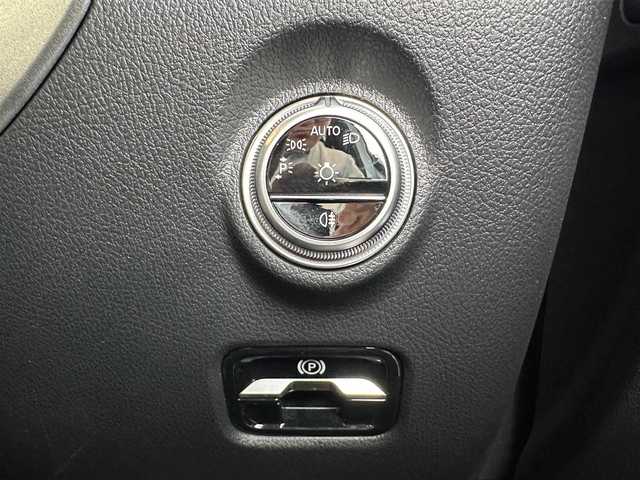 メルセデス・ベンツ Ｍ・ベンツ Ｃ２２０ｄ アバンギャルド　AMGライン 茨城県 2022(令4)年 5.8万km ハイテックシルバー ワンオーナー/純正ナビ/フルセグ/Bluetooth/USB/AM/FM/全方位カメラ/ヘッドアップディスプレイ/エレクトリックパーキングブレーキ/クルーズコントロール/アクティブディスタンスアシスト・ディストロニック/アクティブブレーキアシスト/ブラインドスポットアシスト/Act.レーンアシスト/トラフィックサインアシスト/パーキングアシスト/音声アシスト/ステアコントロール/ホールド機能/エレクトロニックブレーキパワーディストリビューション/ヒルスタートアシスト/アダプティブブレーキライト/コンビネーションスイッチ/指紋センサー/ハーフレザーシート/シートヒーター/パワーシート/パドルシフト/LEDヘッドライト/純正19インチアルミホイール/ドライブレコーダー/アンビエントライト/取扱説明書/新車時保証書/スペアキー×1