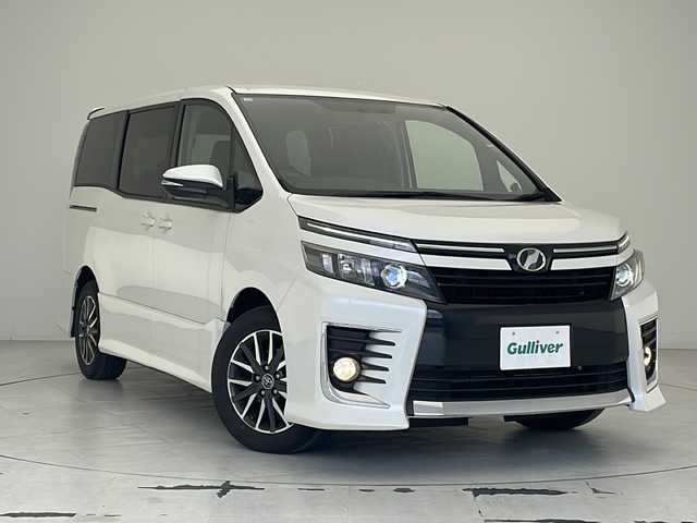 トヨタ ヴォクシー ZS 沖縄県 2014(平26)年 8.9万km ホワイトパールクリスタルシャイン 純正ナビ（B9062）/フルセグTV　/Bluetooth接続　/バックカメラ　/前後ドライブレコーダー/ビルトインETC　/LEDヘッドライト/オートライト　/プッシュスタート　/スマートキー　/スペアキー/パワースライドドア/サンシェード　/純正フロアマット　/純正16インチアルミホイール/レーダー探知機　/アルパインスピーカー