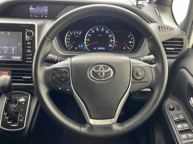 トヨタ ヴォクシー ZS 沖縄県 2014(平26)年 8.9万km ホワイトパールクリスタルシャイン 純正ナビ（B9062）/フルセグTV　/Bluetooth接続　/バックカメラ　/前後ドライブレコーダー/ビルトインETC　/LEDヘッドライト/オートライト　/プッシュスタート　/スマートキー　/スペアキー/パワースライドドア/サンシェード　/純正フロアマット　/純正16インチアルミホイール/レーダー探知機　/アルパインスピーカー