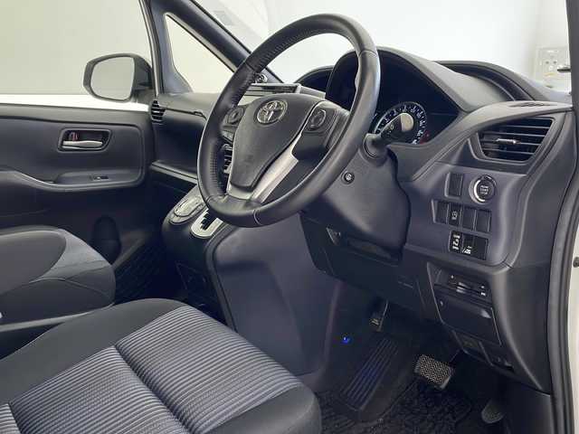 トヨタ ヴォクシー ZS 沖縄県 2014(平26)年 8.9万km ホワイトパールクリスタルシャイン 純正ナビ（B9062）/フルセグTV　/Bluetooth接続　/バックカメラ　/前後ドライブレコーダー/ビルトインETC　/LEDヘッドライト/オートライト　/プッシュスタート　/スマートキー　/スペアキー/パワースライドドア/サンシェード　/純正フロアマット　/純正16インチアルミホイール/レーダー探知機　/アルパインスピーカー